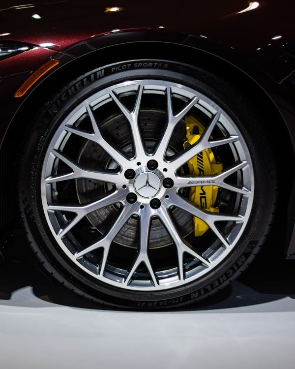 Bridgestone vs Michelin : votre aventure sur la route !